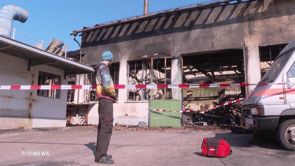 Grossband in Lagerhalle: 11 Oldtimer von Mischa Rieben werden zerstört