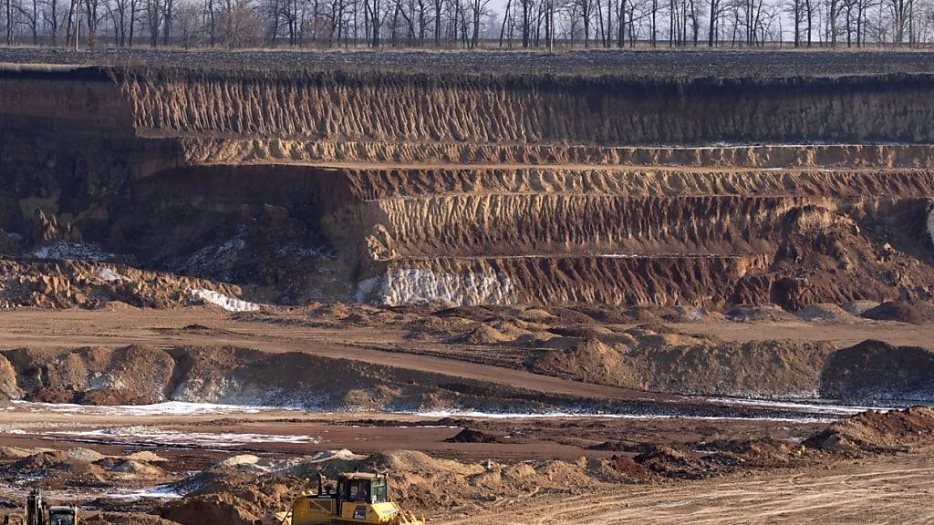 ARCHIV - Blick in einen Ilmenit-Tagebaus in einer Schlucht in der Region Kirowohrad. Foto: Efrem Lukatsky/AP/dpa