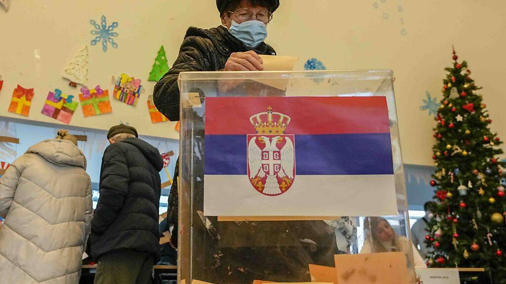 Eine Frau gibt ihre Stimme bei den vorgezogenen Parlamentswahlen ab. Foto: Darko Vojinovic/AP/dpa