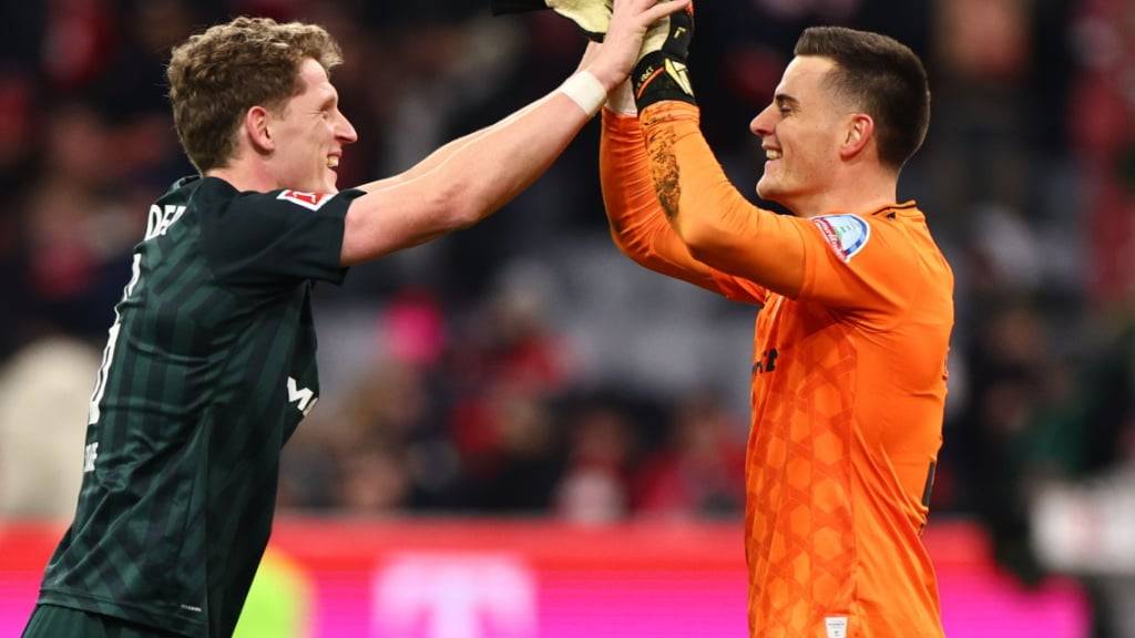 Freude über einen weiteren Sieg: Bremens Goalie Michael Zetterer klatscht mit Jens Stage ab