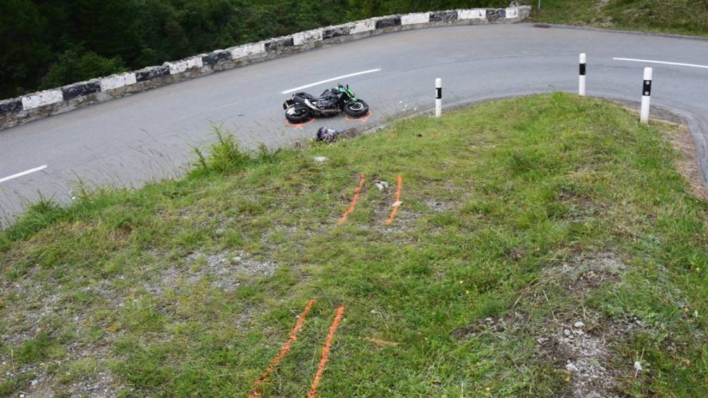 Ein 19-jähriger Töfffahrer hat sich am Samstag bei einem Selbstunfall auf dem Albulapass mittelschwere Verletzungen zugezogen.