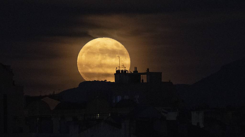 Der Mond scheint in der Nacht auf Mittwoch über ganz Europa besonders gross.