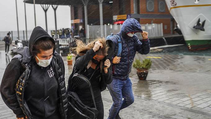 Vier Tote bei Sturm in Istanbul – Frau wird von Dach erschlagen