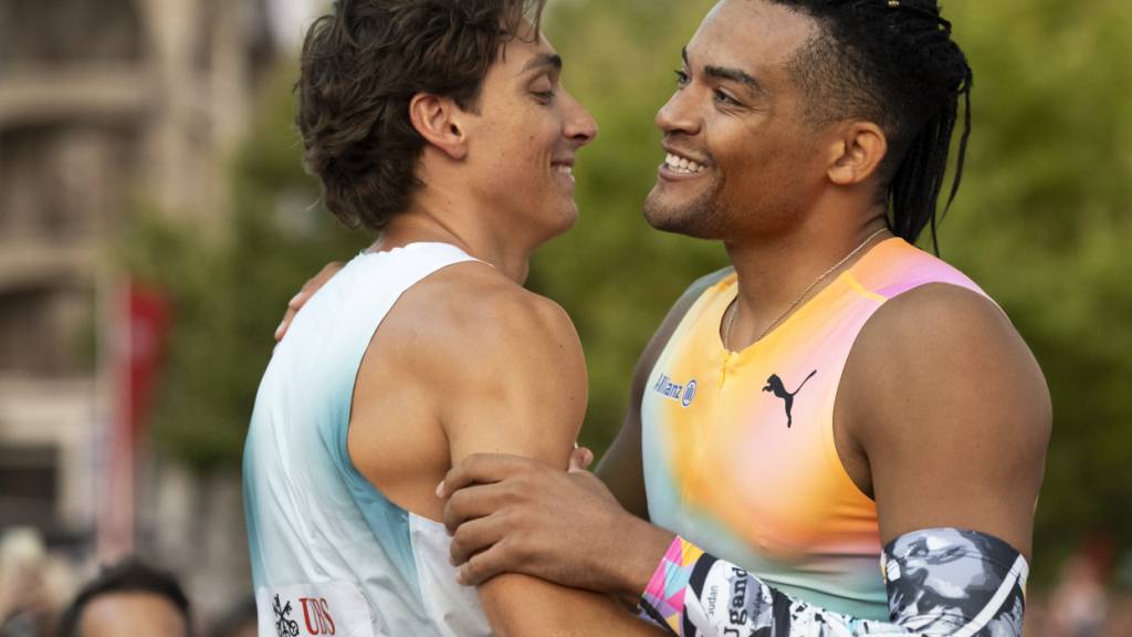 Armand Duplantis (links) und Emmanouil Karalis gratulieren sich zu einem hochklassigen Duell