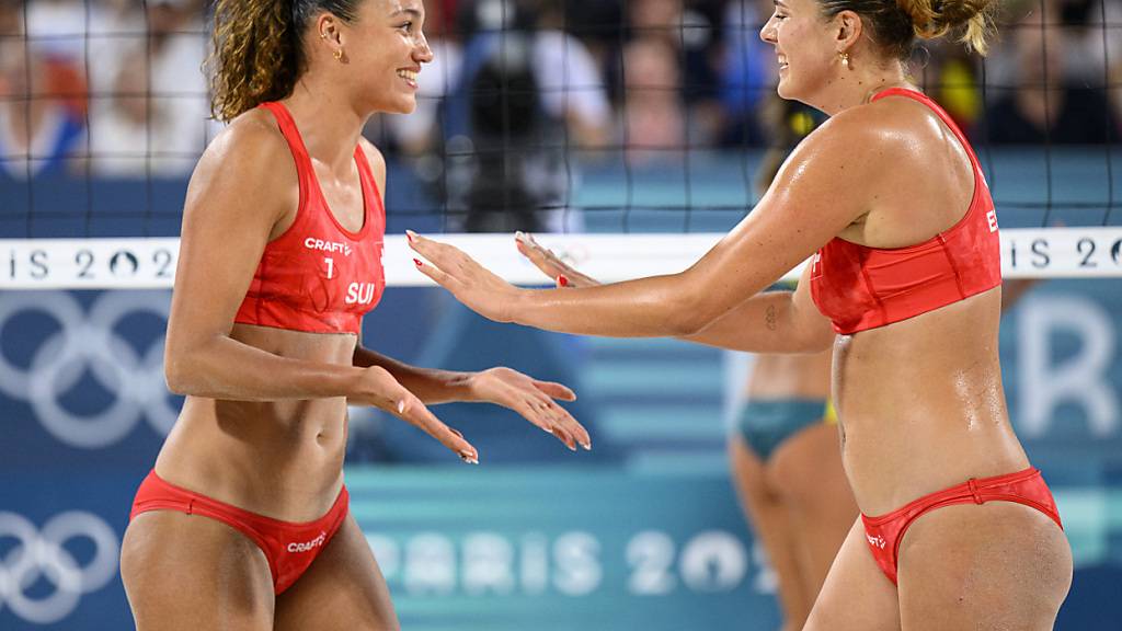 Zoé Vergé-Dépré (l.) und Esmée Böbner stehen im Viertelfinal der Beachvolleyball-EM.