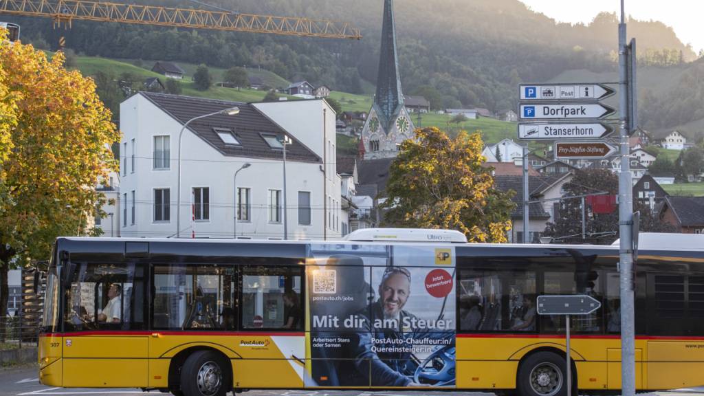 Ein Postauto mitten im Dorf von Stans, dem Hauptort des Kanton Nidwaldens. (Archivbild)