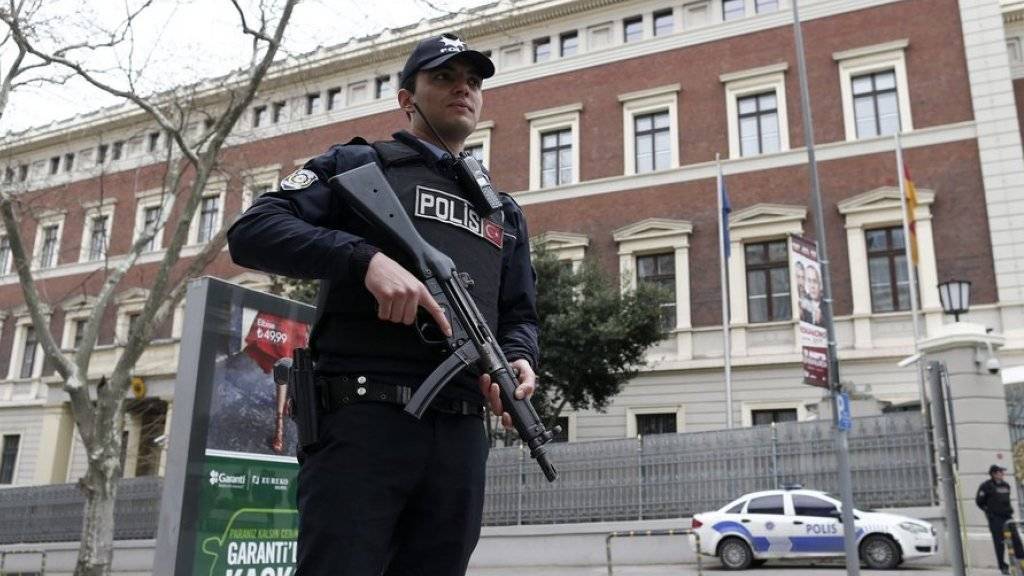 Türkischer Polizist am Donnerstag vor dem wegen Terrorgefahr geschlossenen deutschen Generalkonsulat in Istanbul.