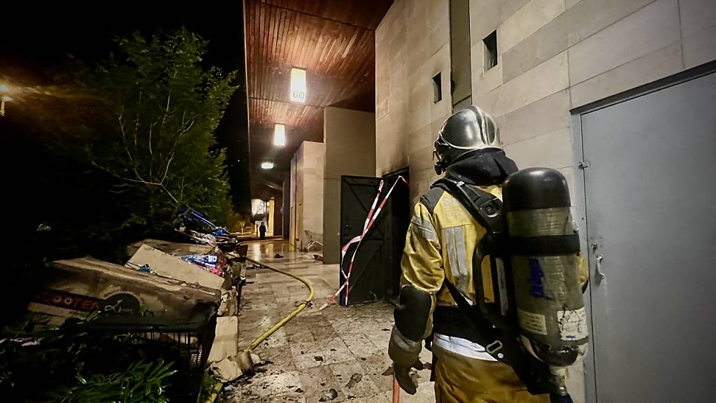 Zwei Personen sind in der Nacht auf Donnerstag bei einem Kellerbrand in einem Treppenhaus in Le Lignon GE bewusstlos aufgefunden worden. Ein 13-jähriger Bub verstarb später im Spital.