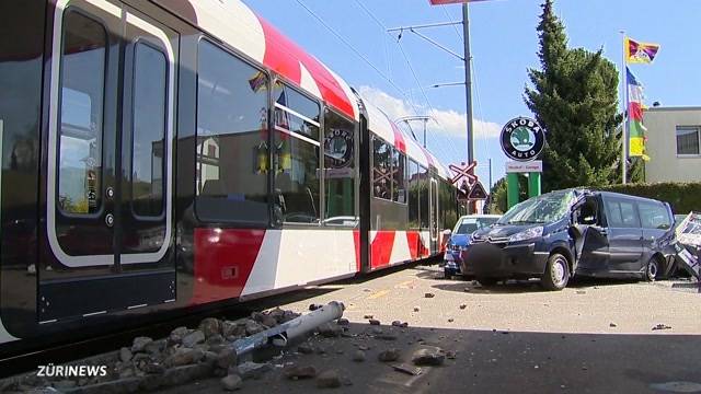 Zug crasht in Armeefahrzeug