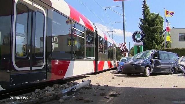 Zug crasht in Armeefahrzeug