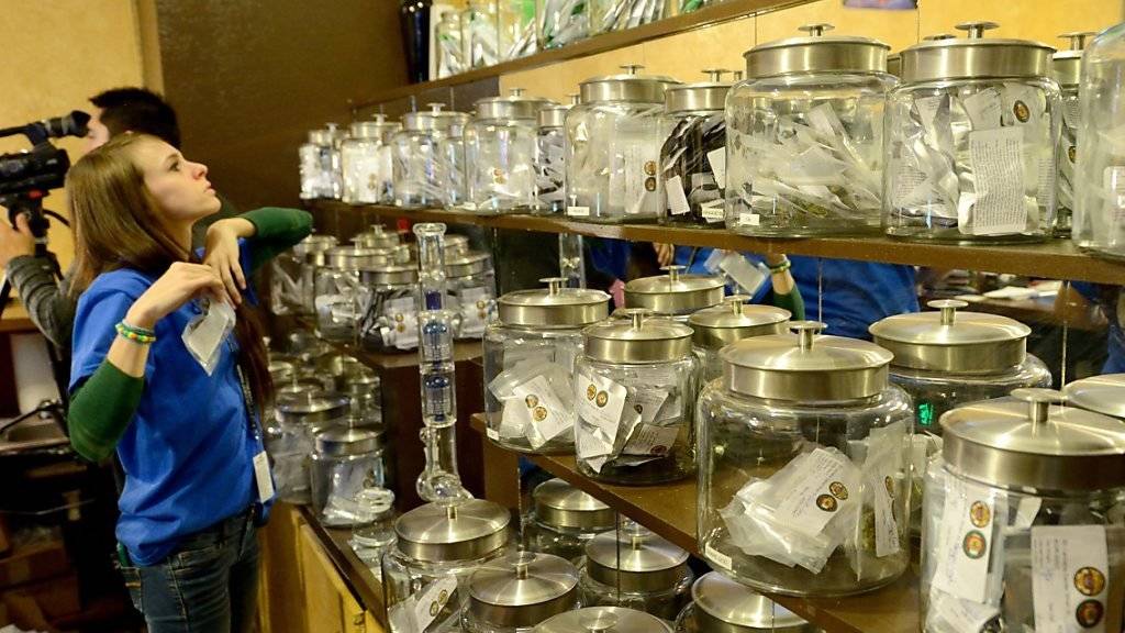 Auswahl an Marihuana in einem Shop in Denver: Eine Nebenwirkung der Marihuana-Legalisierung im US-Bundesstaat Colorado ist die deutliche Zunahme von Spitalbesuchen - vor allem von Personen von ausserhalb des Staates. (Archivbild)