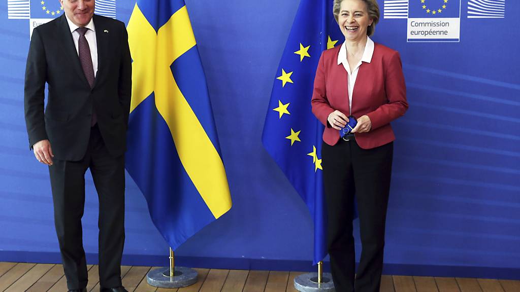 Ursula von der Leyen, Präsidentin der Europäischen Kommission, steht mit Stefan Löfven, Ministerpräsident von Schweden, vor einem gemeinsamen Treffen im EU-Hauptsitz für ein gemeinsames Foto zusammen.Die EU-Kommission teilte am Dienstag mit, dass die Technik für das EU-weite Covid-Zertifikat online gegangen ist. Foto: Francois Walschaerts/Pool AFP/AP/dpa