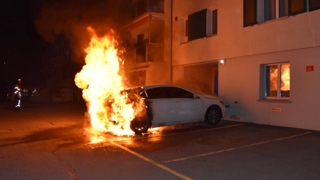 In Herisau ist am frühen Sonntagmorgen aus noch ungeklärten Gründen ein parkiertes Auto in Flammen aufgegangen.