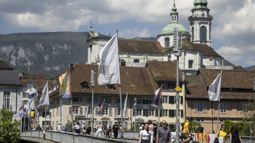 Auf der Kreuzackerbrücke in Solothurn flattern die Fahnen der Solothurner Literaturtage. Bis Sonntag feiert die Stadt an der Aare die Literatur, schweizerische wie internationale - und sie lädt dazu ein, durch die Literatur neue Perspektiven zu entdecken. (Archivbild)