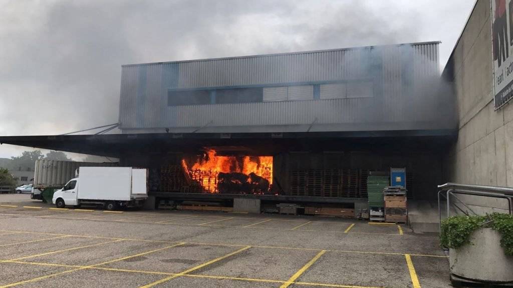 Ein Brand in einer Lagerhalle in Pratteln BL ist am Freitag verhältnismässig glimpflich ausgegangen. Es wurde niemand verletzt.