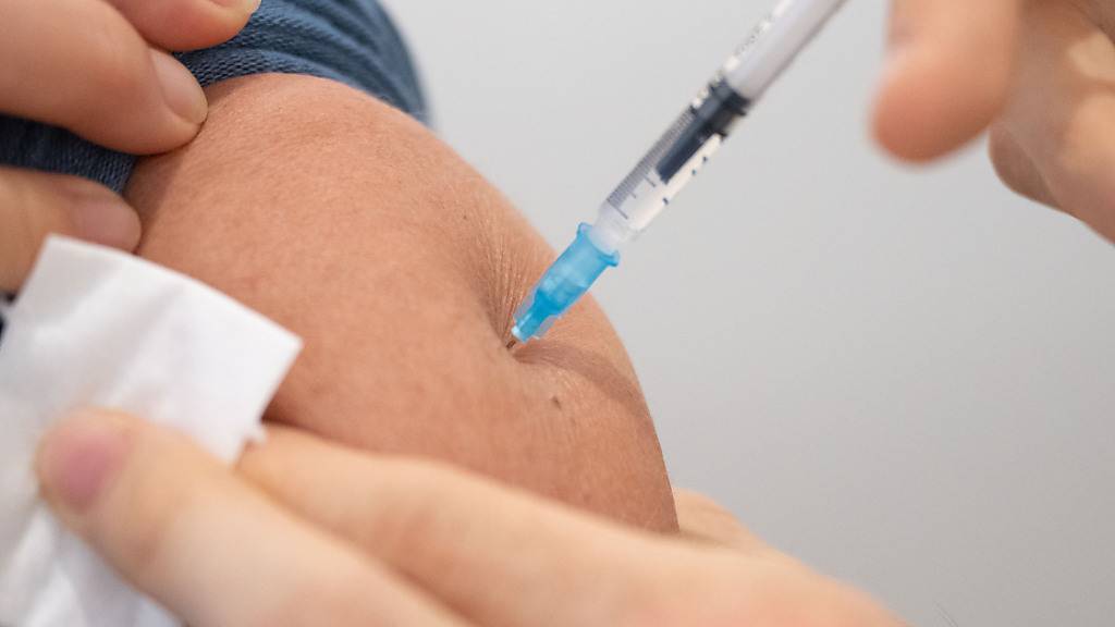 ARCHIV - Das Nobelkomitee hofft, dass die diesjährige Nobelpreis-Entscheidung zögernde Menschen dazu bringen könne, sich für eine Corona-Impfung zu entscheiden. Foto: Marijan Murat/dpa