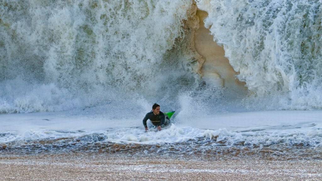 Hohe Brandung: Ein Surfer taucht in Seal Beach in Kalifornien aus den Wellen auf. Foto: Damian Dovarganes/AP