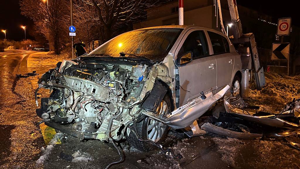 Das Auto wurde bei der Kollision mit dem Zug bei Kreuzlingen TG erheblich beschädigt, der Autolenker wurde leicht verletzt.