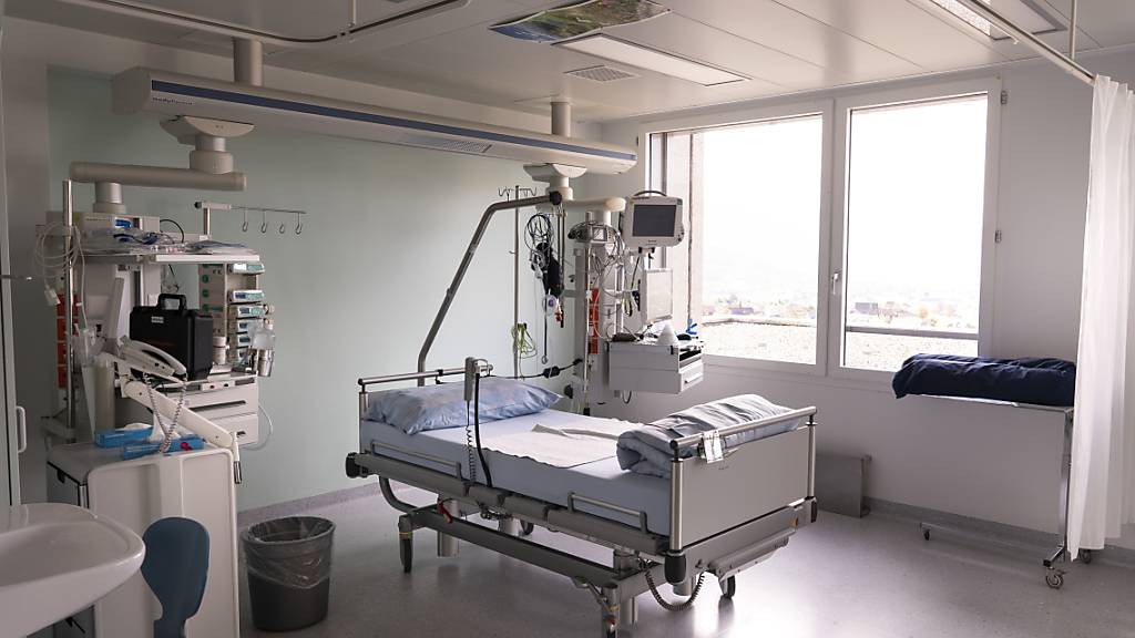 Leeres Bett auf der Intensivstation im Spital Schwyz: Im Kanton sind vier weitere Covid-19-Patienten verstorben. (Archivbild)