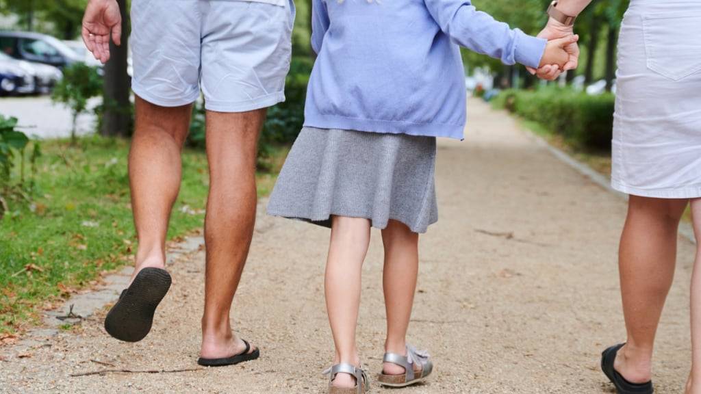 «In einer Welt, die viele als unsicher empfinden, wollen Eltern Gemeinsinn vermitteln», zitierte die Pronova BKK dazu die Familienpsychologin Nina Grimm. (Archivbild)