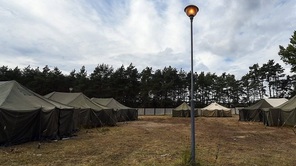 Für Flüchtlinge vorbereitete Zelte im tschechischen Grenzort Breclav: Die tschechische Regierung kündigte an, die stichprobenartigen Grenzkontrollen am Wochenende ausweiten zu wollen. (Symbolbild)