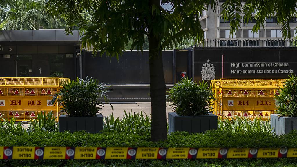 Ein Absperrband der Polizei umgibt das kanadische Hochkommissariat. Indien weist einen hochrangigen kanadischen Diplomaten aus und stellt inmitten starker Spannungen mit Kanada vorerst keine Visa in dem nordamerikanischen Land aus. Foto: Altaf Qadri/AP/dpa
