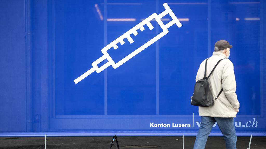 Ein Transparent mit einer Spritze vor dem Impfzentrum auf dem Areal der Messe Luzern, aufgenommen am Dienstag, 19. Januar 2021.