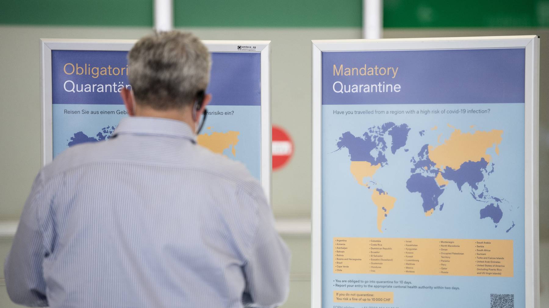 Ein Plakat weist auf die obligatorische Quarantäne bei der Einreise aus Risikoländern hin. (Symbolbild)