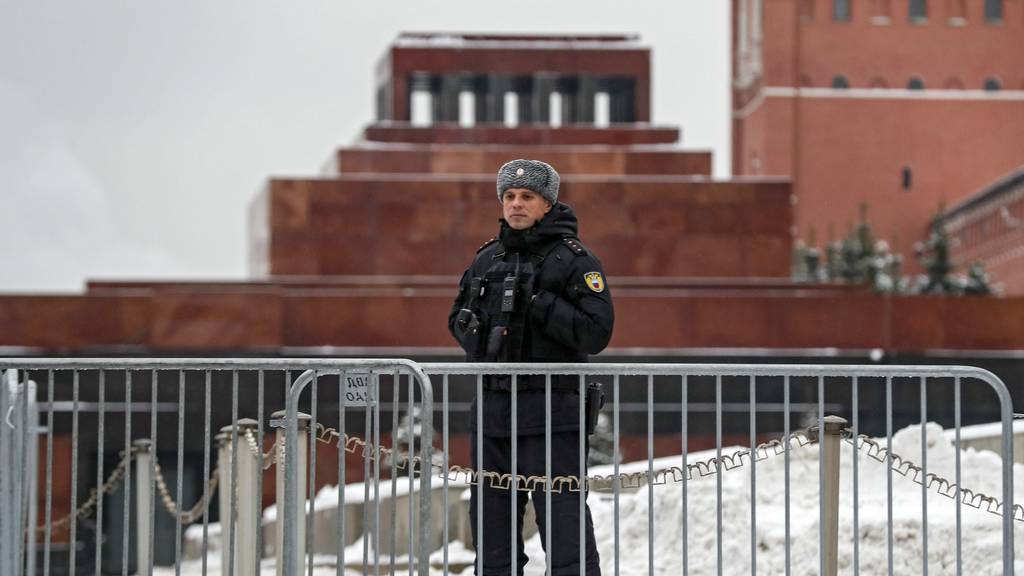 Ein Polizist vor dem Mausoleum von Wladimir Lenin. (Archivbild)