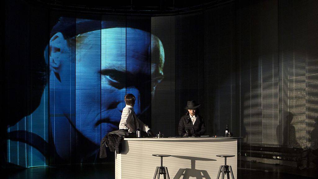 Agententhriller, ein unheimlicher Magier und ein verdächtiger Koffer - das Theater St. Gallen zeigt das Schauspiel «Die Anschläge von nächster Woche» von Thomas Arzt als Schweizer Erstaufführung.