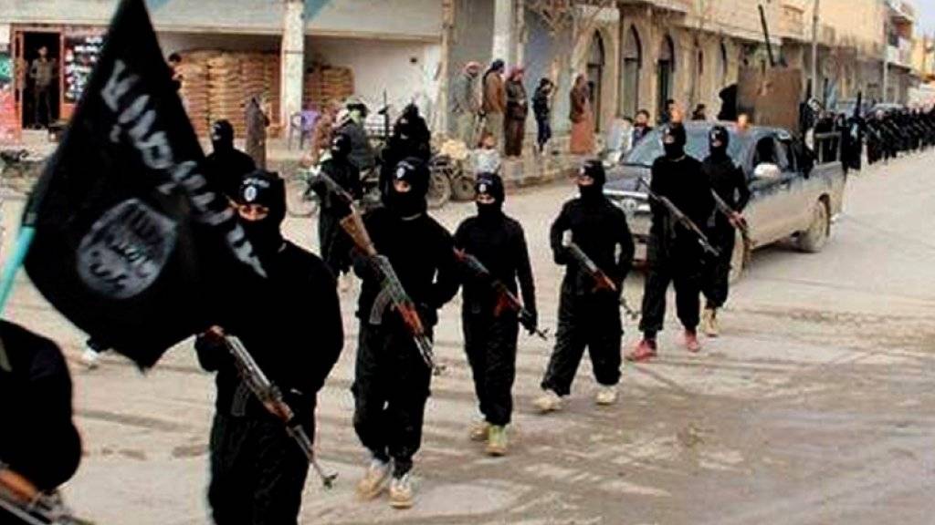 IS-Kämpfer in der syrischen Stadt al-Rakka: Die Terrorgruppierung rekrutiert viele Mitstreiter im Ausland. Laut Interpol beläuft sich die Zahl der «Dschihad-Touristen» auf fast 6000 Personen (Archiv).