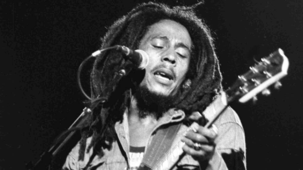 Bob Marley bei einem Konzert in Paris, 1980. Sein Song «One Love» wird neu aufgelegt, um Spenden zur Bekämpfung der Corona-Pandemie zu sammeln. (Foto: Langevin/AP/KEYSTONE-SDA)