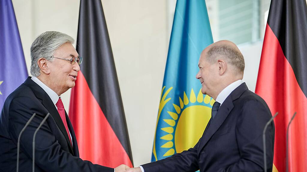 Bundeskanzler Olaf Scholz (r, SPD) und der Präsident der Republik Kasachstan, Kassim-Schomart Tokajew, geben im Bundeskanzleramt eine Pressekonferenz. Zu den Hauptthemen des Gesprächs zählte die Energiepolitik. Foto: Kay Nietfeld/dpa