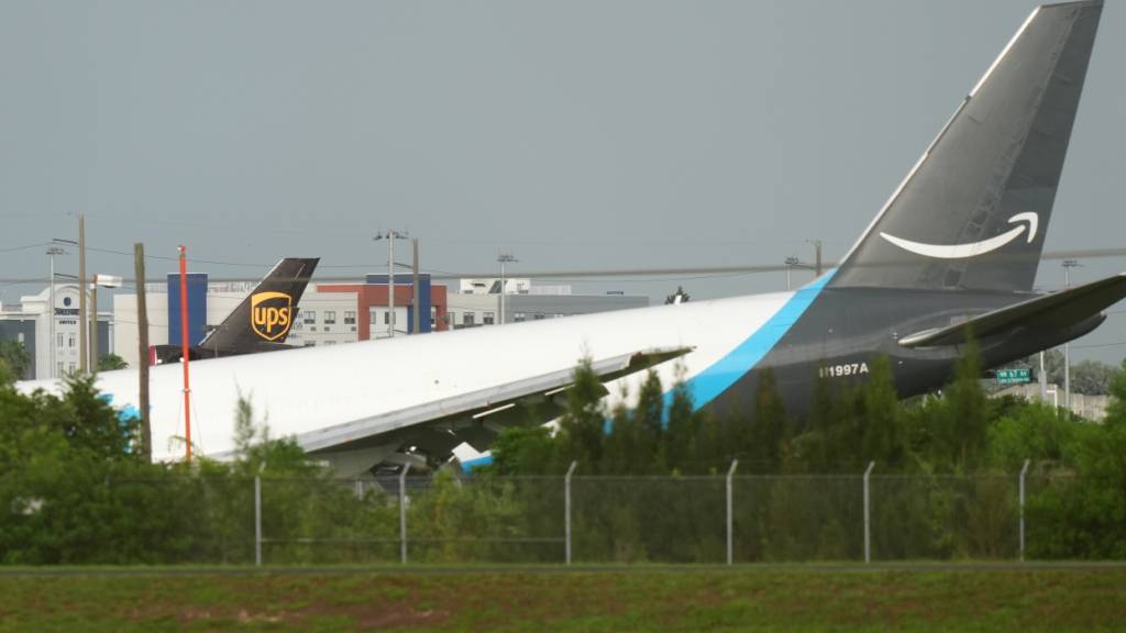 dpatopbilder - Ein Frachtflugzeug von Amazon steht am Miami International Airport (MIA), nachdem es über das Ende der Landebahn hinausgerollt ist. Foto: Lynne Sladky/AP/dpa