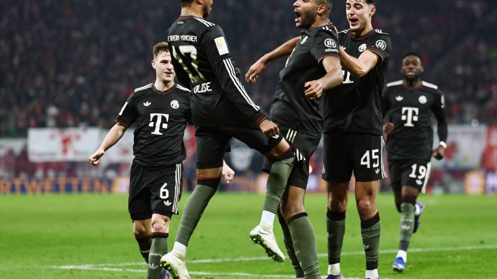 Michael Olise (links) und Jonathan Tah freuen sich über das 3:1 des Verteidigers