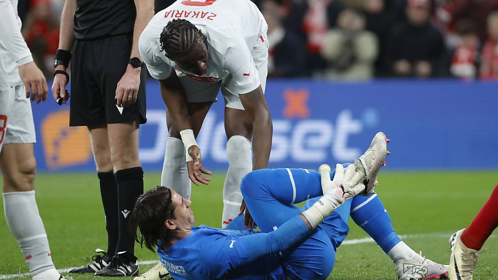 Der Knöchel schmerzt: Yann Sommer greift sich nach dem Zwischenfall an den rechten Fuss