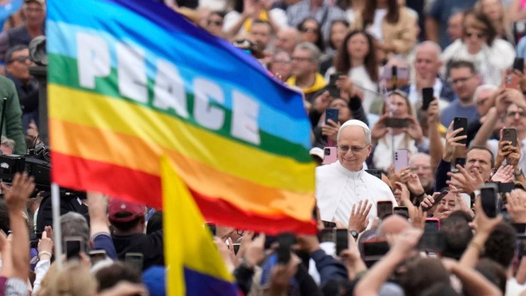 ARCHIV - Papst Leo XIV. im Mai auf dem Petersplatz. Foto: Gregorio Borgia/AP/dpa/Archivbild