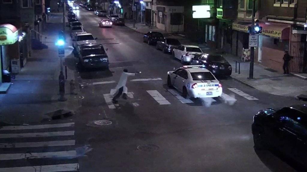 Eine Überwachungskamera filmte den Moment, als ein Mann in Philadelphia einen Polizisten in seinem Auto mit einer Schusswaffe angriff. Die Bundespolizei FBI spricht von Terrorismus. (Archivbild)