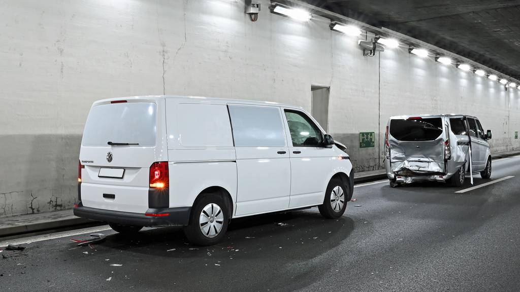 Sechs Personen wurden bei diesem Unfall im Reussporttunnel auf der A2 in Luzern verletzt.