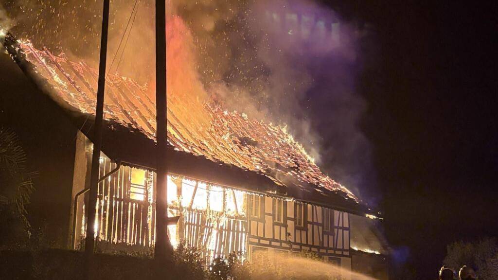 Ein leerstehendes Bauernhaus in Windlach im Zürcher Unterland brannte in der Nacht auf Samstag vollständig aus. Verletzt wurde niemand.