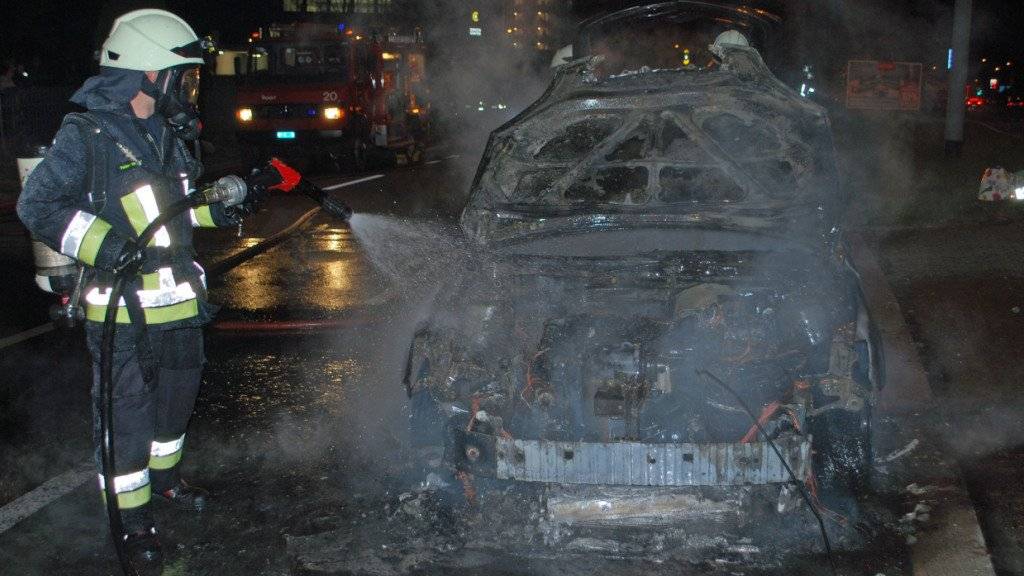 Komplett verkohlt: Überresten des Autos nach Fahrzeugbrand in Emmenbrücke.