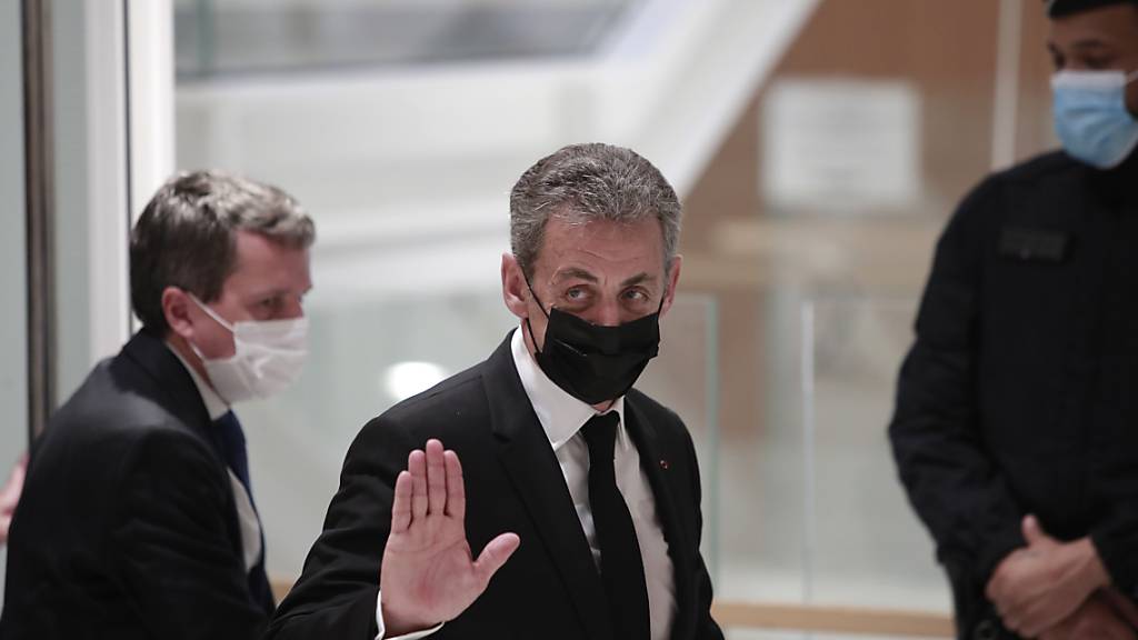 Nicolas Sarkozy, ehemaliger Präsident von Frankreich, verlässt einen Gerichtssaal. Foto: Lewis Joly/AP/dpa
