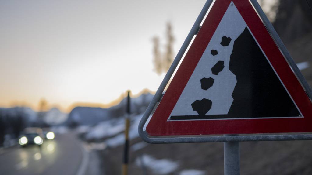 Die Malojastrasse muss wegen Naturgefahren immer wieder gesperrt werden. Ausserdem gibt es oft Unfälle, weil die Strasse zu schmal ist. Nun soll die Strecke umfassend ausgebaut und sicherer gemacht werden. (Archivbild)