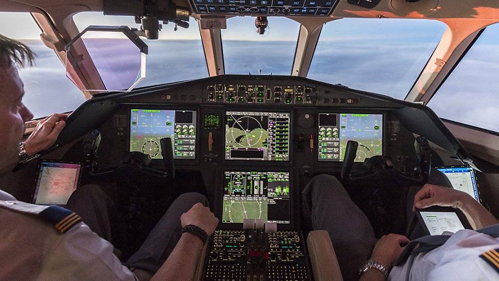 Künftig darf ein Pilot wieder alleine im Flugzeug-Cockpit sein: Die Swiss hebt die Zwei-Personen-Cockpit-Regel ab Mai auf, die sie nach dem absichtlichen Absturz einer Germanwings-Maschine eingeführt hat. (Archivbild)