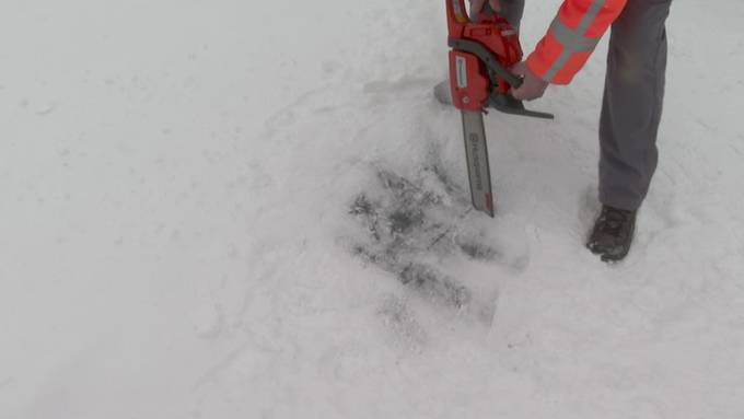 Dicke Eisschicht auf dem Schwarzsee