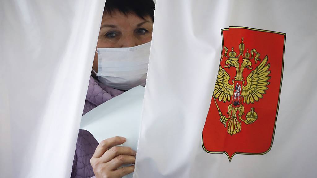 Eine Wählerin in Luppolovo bei St. Petersburg. Foto: Dmitri Lovetsky/AP/dpa