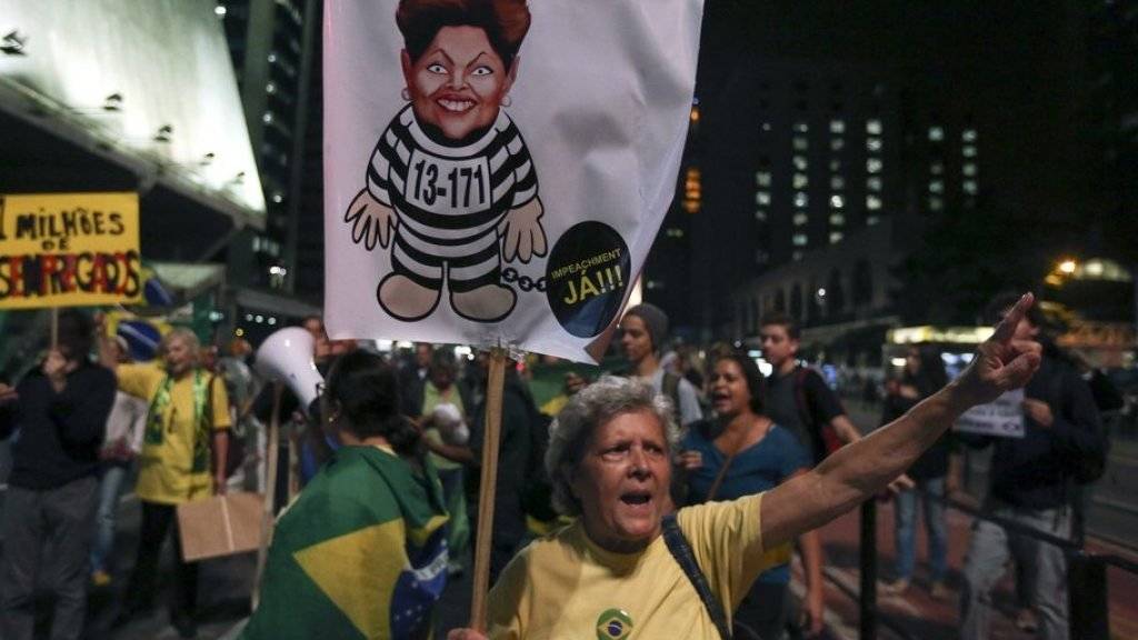 Proteste in São Paulo gegen Brasiliens Präsidentin Dilma Rousseff. Der Streit um ihre Amtsenthebung hat eine neue Wendung erfahren: Der Übergangspräsident des Abgeordnetenhauses gibt seinen Widerstand gegen das Verfahren zur Entmachtung der Staatschefin auf.