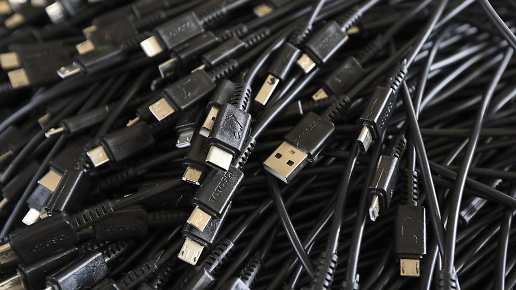 Die EU-Kommission will einen einheitlichen Standard für Kabel zum Laden von Handys, Tablets oder fürs Nutzen von Kopfhörern. Künftig soll der USB-C-Anschluss als Standard gelten, der heute unter anderem bereits bei Samsung-Geräten verwendet wird.(Archivbild)