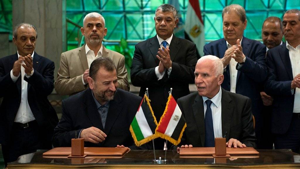 Die Vertreter von Hamas und Fatah bei der Unterzeichnung des Abkommens in Kairo.