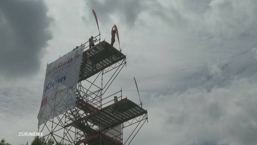 Waghalsige Sprünge: In Dübendorf zeigen Turmspringer Akrobatik aus 20 Metern Höhe